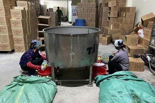 Chủ cơ sở pha axit Acetic với nước lọc để làm giấm trắng bị bắt