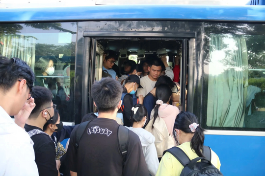 Con tôi lớp 10 đã sợ cảnh mỗi ngày đi 60 km học đại học ở ngoại thành