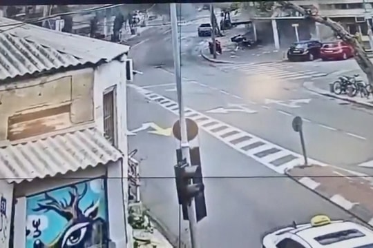 Cận cảnh tên lửa Iran dội xuống đường phố Israel