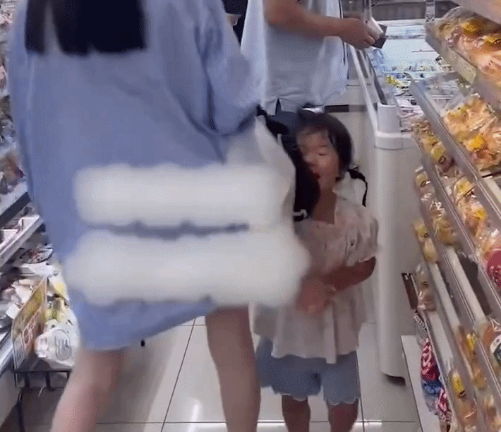 Bé gái Hàn Quốc bị xô đẩy trong hàng tiện lợi Nhật Bản