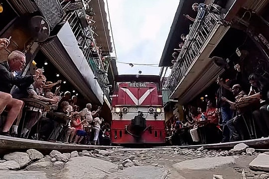 Phạt người đặt camera giữa đường ray ở phố đường tàu