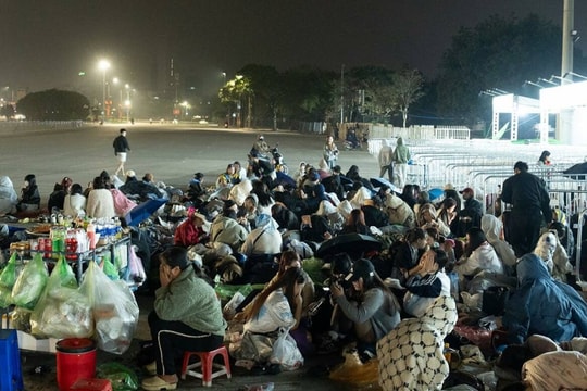 Fan mang chăn, chiếu ngủ qua đêm chờ xem 'Anh trai say hi'