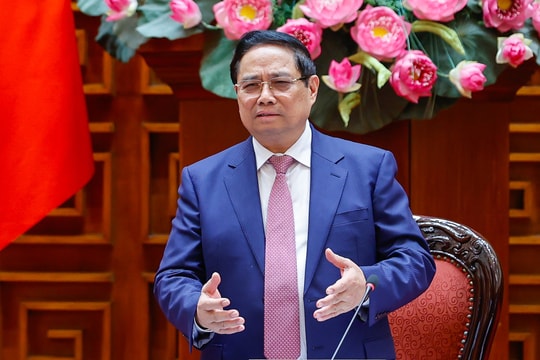 Thủ tướng: Xem xét bố trí ngân sách để bình ổn giá xăng dầu