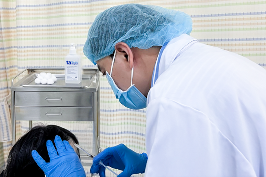 Thiếu nữ rụng tóc sau nhiều tháng stress