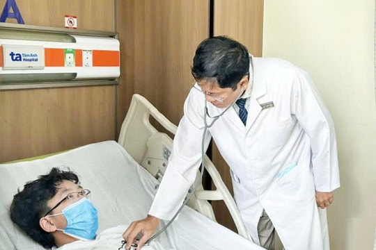 Thiếu niên mắc bệnh ban xuất huyết