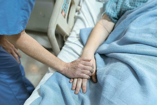 Gánh nặng kép khi chăm người thân chạy thận