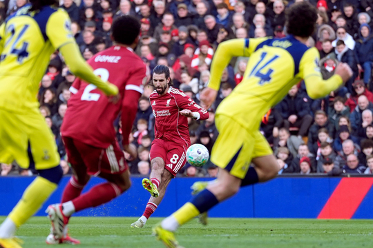 Tiền vệ Liverpool: 'Tỉnh giấc hoặc đá Conference League'