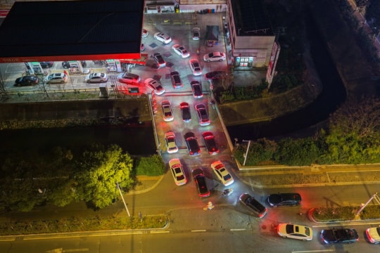 Người châu Á chật vật giữa khủng hoảng xăng dầu