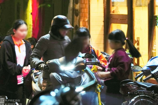 Phụ huynh tốn tiền gấp 2-4 lần khi trường bị siết dạy thêm