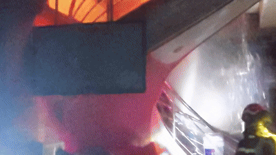 Cứu 5 người kẹt trong nhà cháy ở trung tâm TP HCM