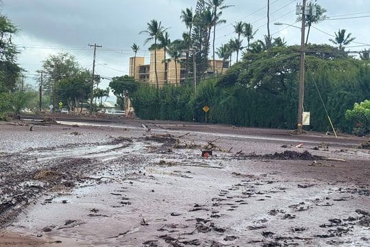 Lũ lụt biến đường phố thành sông ở Hawaii