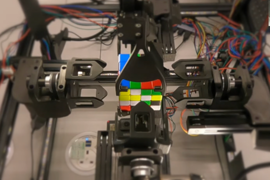 Hai anh em tự chế robot xoay rubik