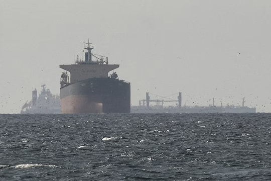 Ba tàu dầu Pakistan băng qua Eo biển Hormuz an toàn