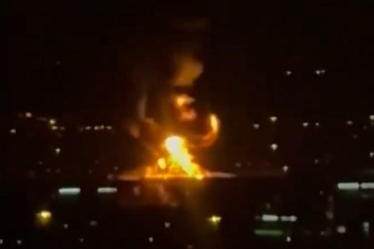 UAV đánh trúng bể dầu, sân bay Dubai đóng cửa