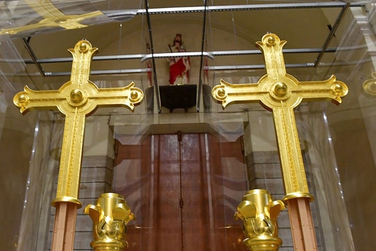 Đưa hai Thánh giá 400 kg mạ vàng lên đỉnh Nhà thờ Đức Bà