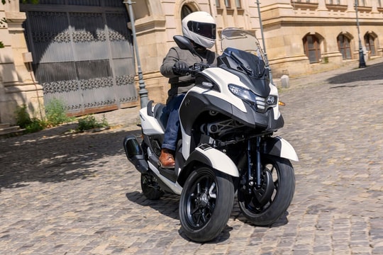 Yamaha ra mắt Tricity 300 2026 giá 11.400 USD