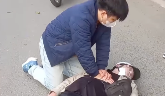 Phát hiện nạn nhân ngừng tuần hoàn bên đường, bác sĩ lập tức ép tim giành lại sự sống