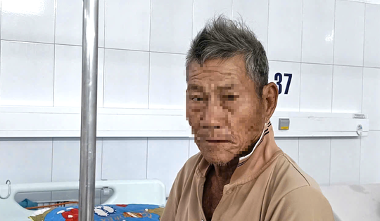 Cụ ông bị hổ mang cắn vẫn cố giữ chặt con rắn, câu chuyện phía sau khiến nhiều người nghẹn lòng