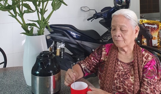 Ly cà phê của má