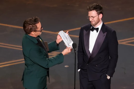 Màn tặng đồ lót trên sân khấu Oscar gây tranh luận