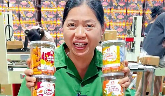 Người phụ nữ bán đồ ăn vặt, thu gần 230 tỉ đồng chỉ trong 1 năm