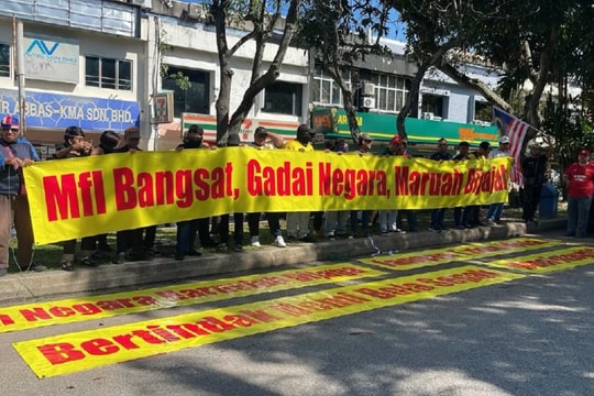 LĐBĐ Malaysia ưu ái 7 cầu thủ gian lận nhập tịch, CĐV biểu tình phản đối