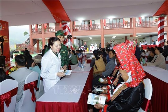 Quân y Việt Nam - Trung Quốc phối hợp khám chữa bệnh cho nhân dân khu vực biên giới