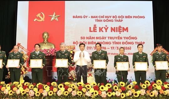 Gắn bó máu thịt với nhân dân, xây dựng biên giới hòa bình, hữu nghị