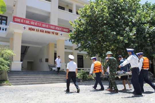 Một ngư dân bị giảm áp do lặn sâu đã được bệnh xá đảo Song Tử Tây cấp cứu kịp thời