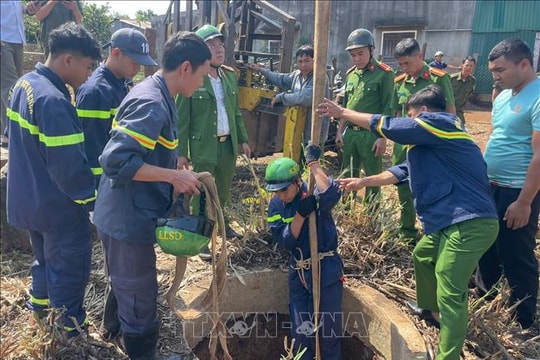 Kịp thời cứu cháu bé rơi xuống giếng sâu 20m