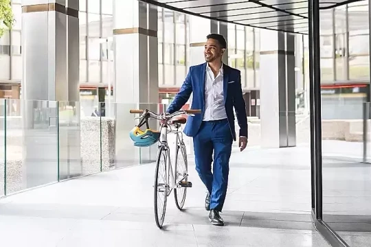 Dân công sở Mỹ bỏ ôtô, đạp xe, làm từ xa để né 'bão' giá