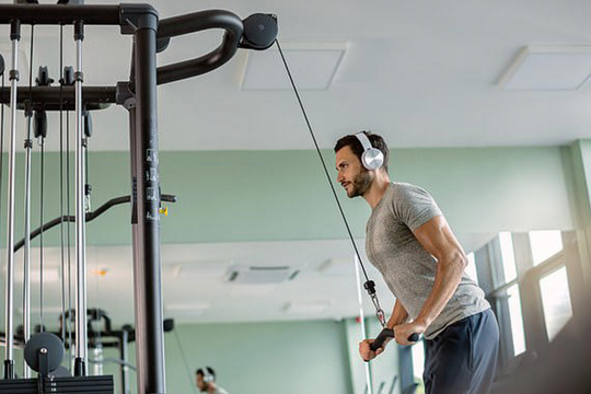 Vì sao quần áo thể thao giặt xong vẫn hôi?