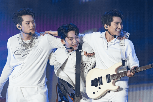 Dàn 'anh trai, em xinh' khuấy động concert