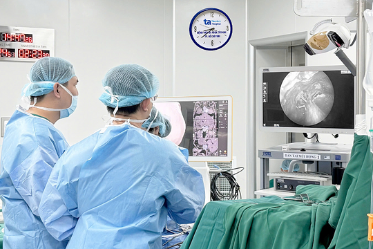 Vén nhãn cầu lấy trọn u sau hốc mắt