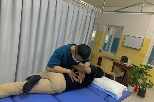 Đột quỵ, gãy xương - giá đắt cho những lần bẻ khớp 'rắc rắc'