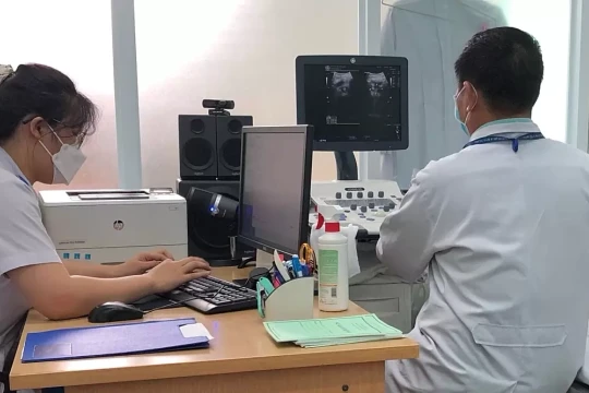 'Thuyền trưởng' trạm y tế TP HCM học cách giữ bệnh nhân, giảm vượt tuyến