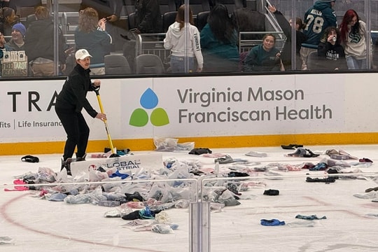 Hàng nghìn áo ngực được ném xuống trận khúc côn cầu ở Mỹ