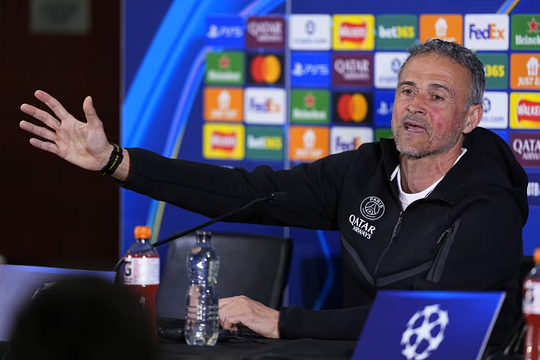 Enrique: 'Câu đùa về Ngoại hạng Anh theo tôi khắp nơi'