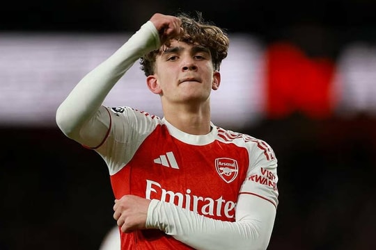 Arsenal nguy cơ mất Dowman vì kỳ thi trung học