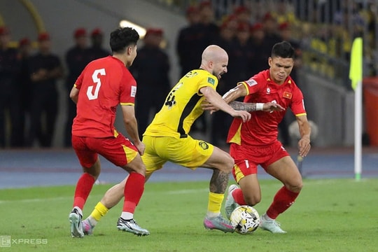 Việt Nam áp sát Top 100 FIFA sau khi được xử thắng Malaysia