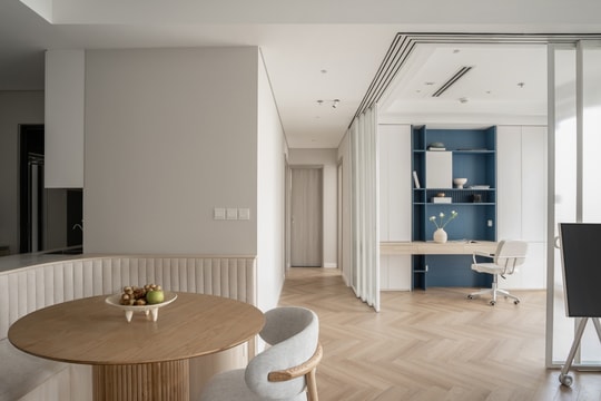 Mở rộng không gian căn hộ 73,5 m2 bằng tường vách kính