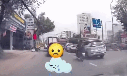 Tài xế bỏ chạy sau khi mở cửa gây tai nạn