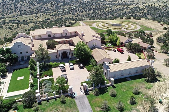 Thủ đoạn dụ dỗ thiếu nữ đến trang trại biệt lập của 'tỷ phú ấu dâm'