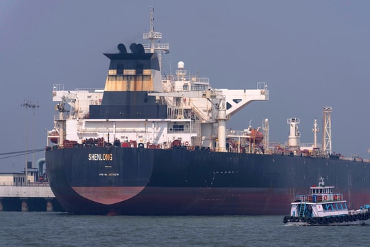 Những tàu dầu được đặc cách qua eo biển Hormuz