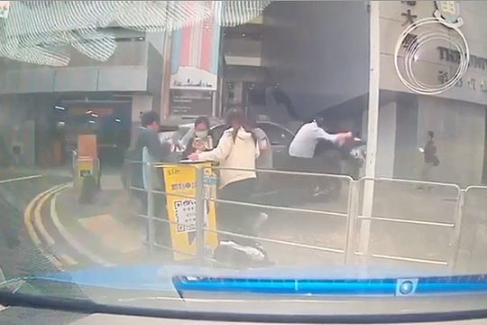 Tài xế 75 tuổi nhầm chân ga, xe tông 8 người đi bộ trên hè