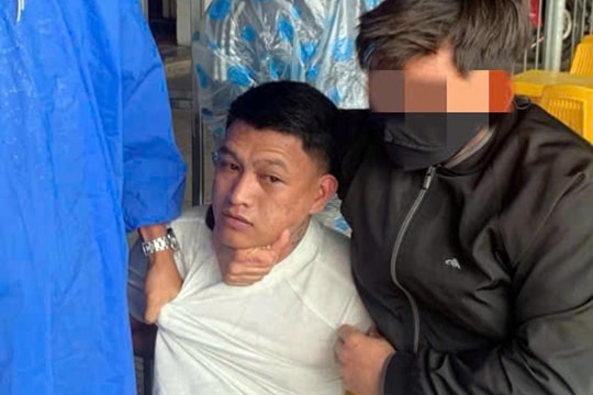 Bà lão cầm dao chống trả tên cướp ở ngoài đồng