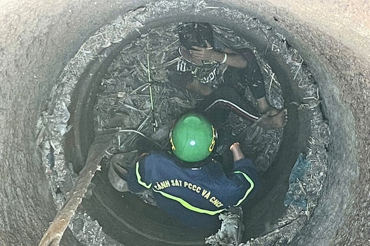 Cứu bé trai rơi xuống giếng sâu 20 m