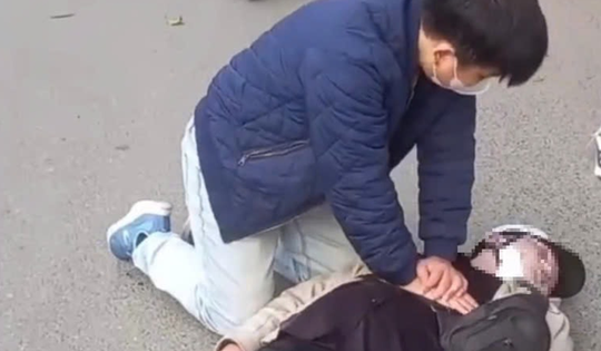 Sở Y tế Hà Nội khen thưởng đột xuất bác sĩ cứu người giữa đường