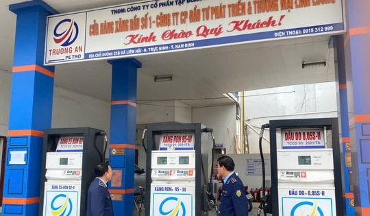 Một cây xăng bị phạt vì bán giá cao hơn quy định