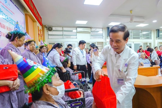 Người bệnh lọc máu xúc động khi lần đầu tiên được tổ chức sinh nhật